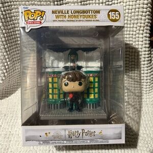 Funko Pop! Deluxe Neville Longbottom with Honeydukes - Green and Red